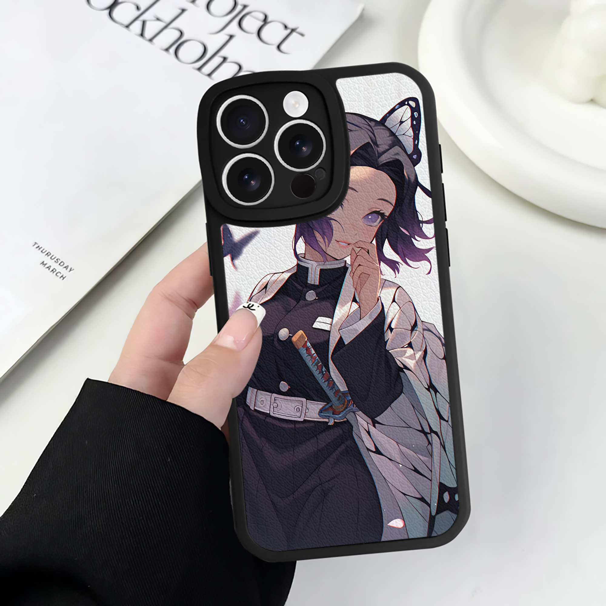 （画像用） 鬼滅の刃（きめつのやいば）蟲柱-胡蝶 しのぶ／こちょう しのぶ Kochou Shinobu 【iPhone 16シリーズ対応】シリコンスマホケース（レザー調） 材質：シリコン